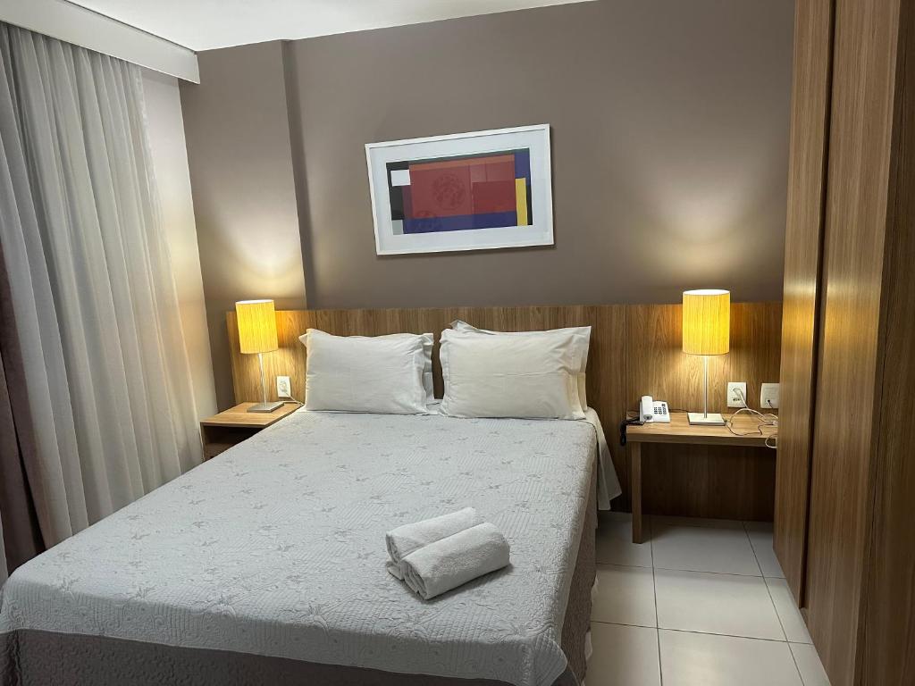een hotelkamer met een bed en twee nachtkastjes bij Rio Stay in Rio de Janeiro