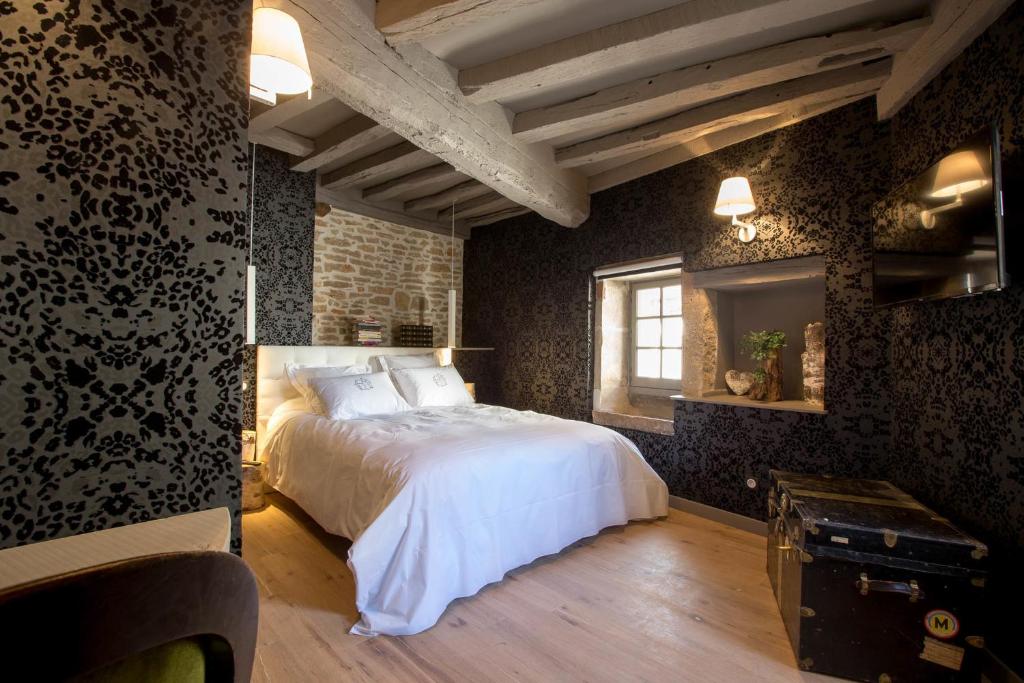 מיטה או מיטות בחדר ב-Maison du colombier