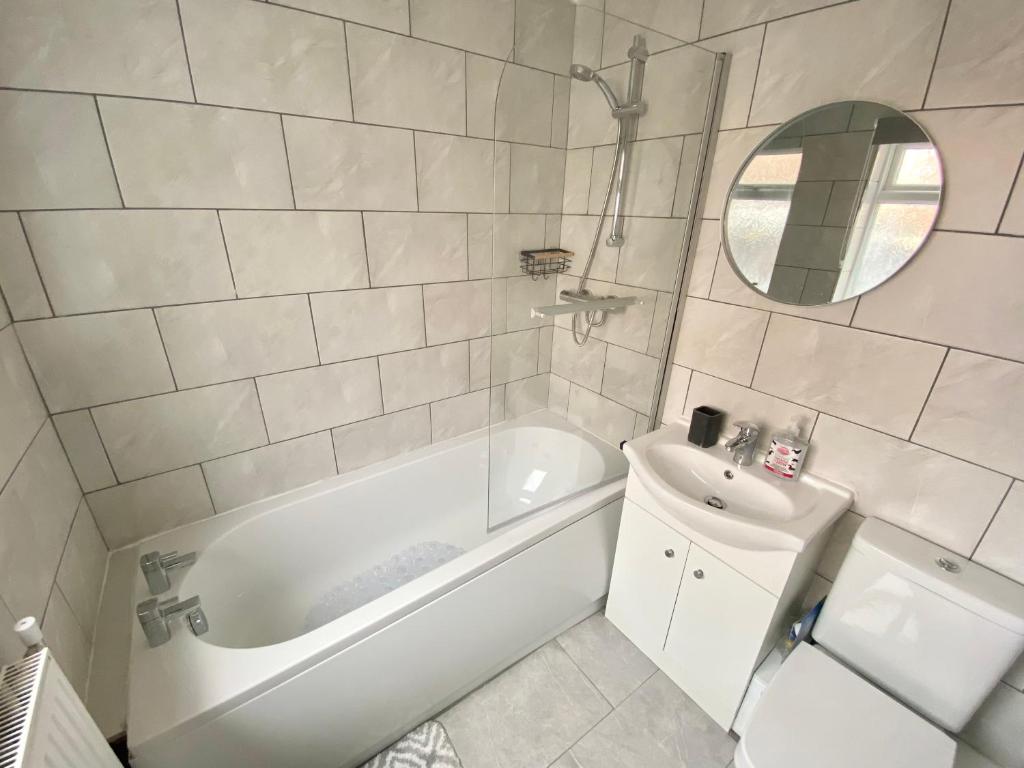 Koupelna v ubytování EMERALD LIVING - Stoke-on-Trent Central, close to Water World & Alton Towers, with free parking!