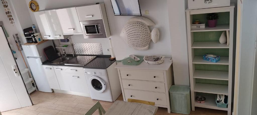 uma cozinha com uma máquina de lavar roupa e uma máquina de lavar roupa em Loft El pez blanco em El Puerto de Santa María