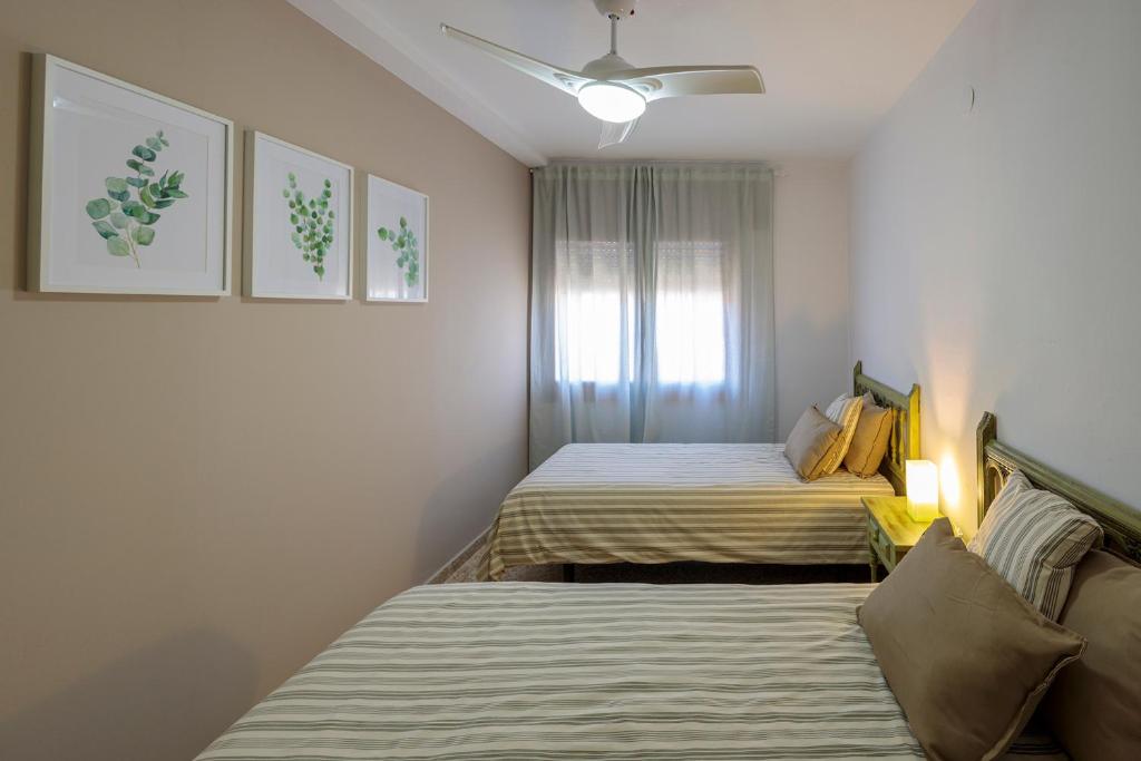 Postel nebo postele na pokoji v ubytování Apartamentos Maruja Roig 1 Playa Sur