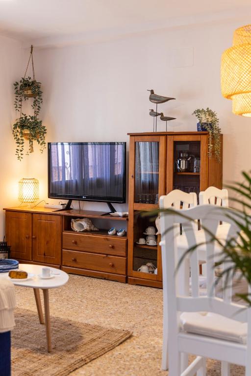TV a/nebo společenská místnost v ubytování Apartamentos Maruja Roig 1 Playa Sur