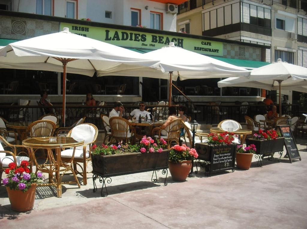 A restaurant or other place to eat at Ladies Beach Hotel
