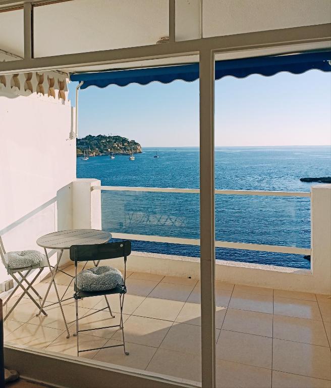 Vom Balkon eines Hauses genießen Sie Meerblick. in der Unterkunft Piso primera línea en frente al mar in Santa Ponsa