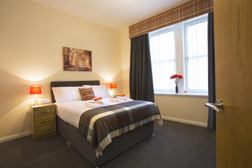 une chambre d'hôtel avec un lit et une fenêtre dans l'établissement Printworks, à Peterhead