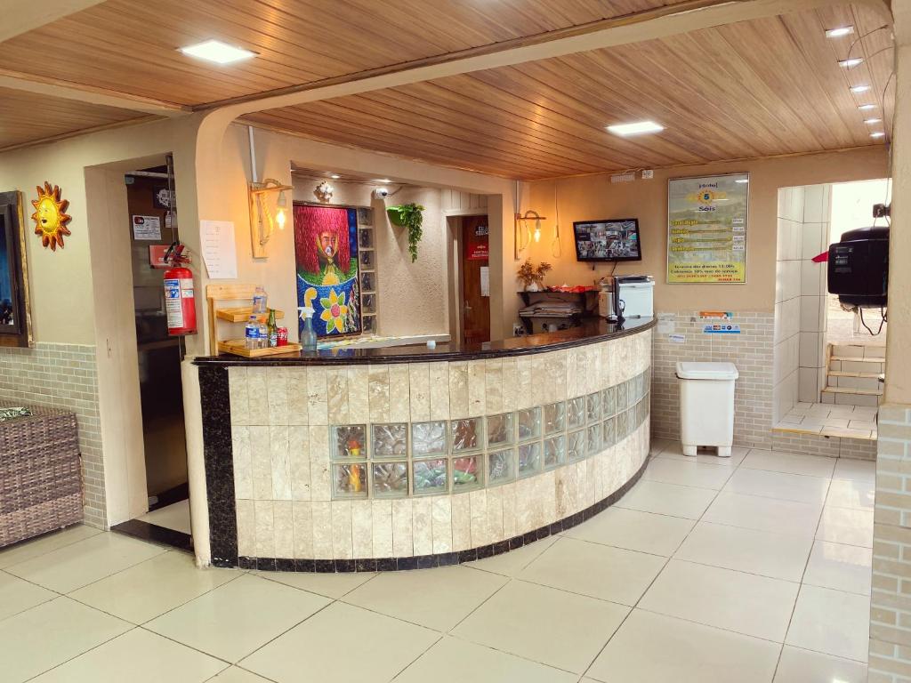 Uma TV ou centro de entretenimento em Hotel 5 Sóis