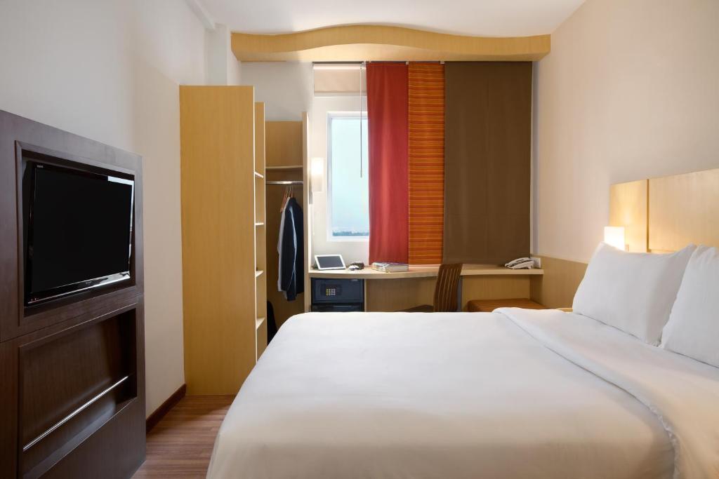 Llit o llits en una habitació de Ibis Bandung Pasteur