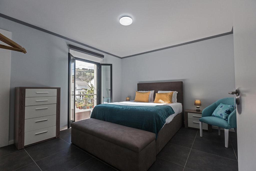 3-bedroom home in Capelas with AC, Heat & parking