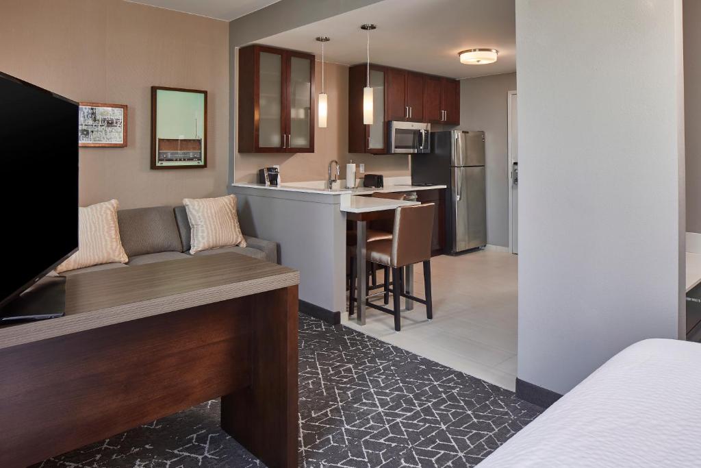 Residence Inn by Marriott Nashville Downtown/Convention Center - King Studio Com Sofá -cama E Banheira Adaptada - Mobilidade Acessível