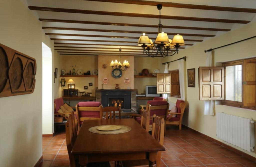 BarrandaにあるCasa Rural - Vuelta del Carrilのキッチン、ダイニングルーム(テーブル、椅子付)