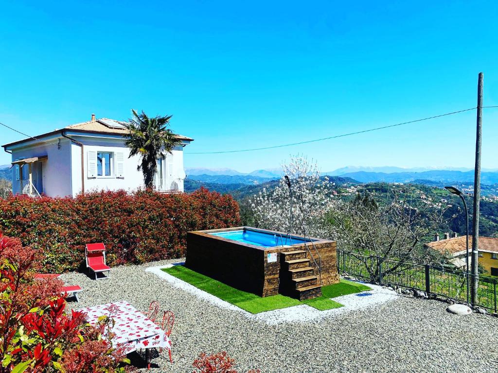 een achtertuin met een zwembad en een huis bij Trilogy in La Spezia