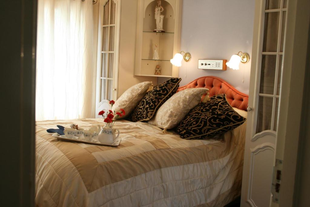 una camera da letto con letto, cuscini e finestra di Lyme Bay House a Dawlish