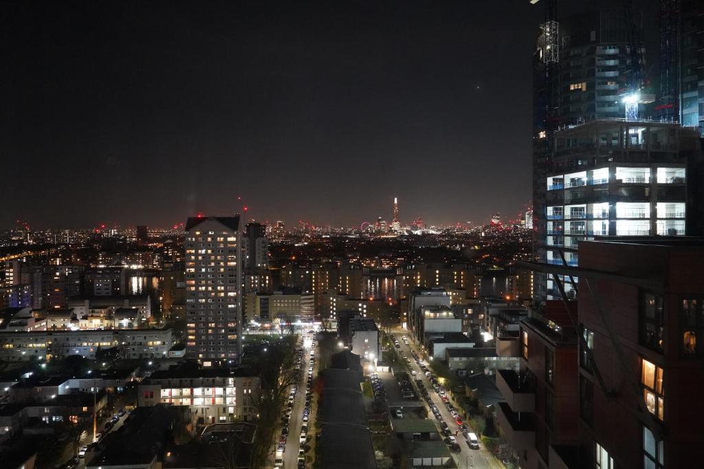 倫敦的住宿－Phoenix Heights，夜晚带灯光的城市景观