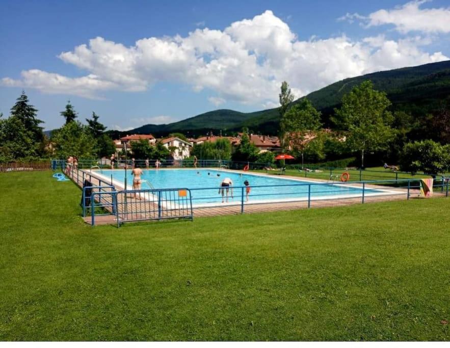 ein großer Swimmingpool mit Menschen, die darin spielen in der Unterkunft Apartamento en Valgañon in Valgañón