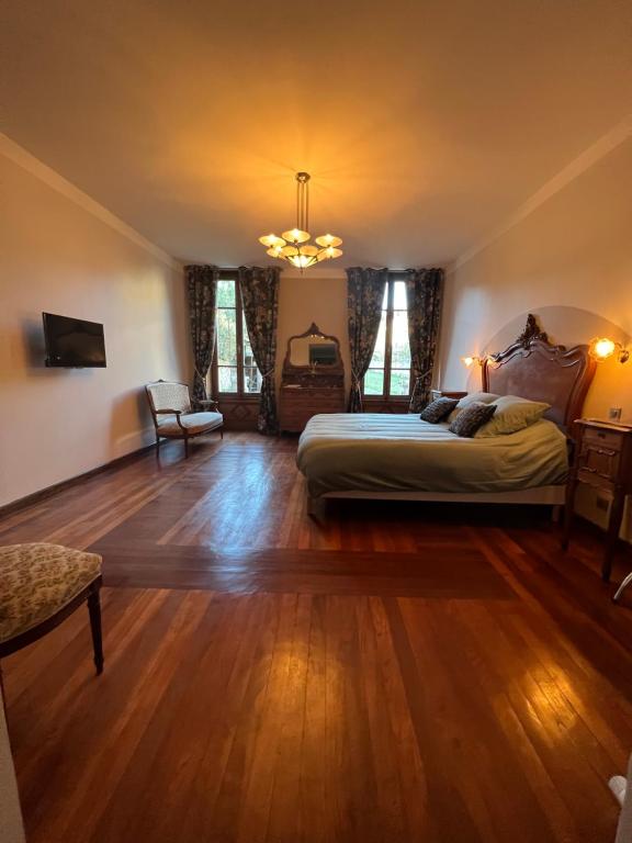Televízia a/alebo spoločenská miestnosť v ubytovaní Maison d'hôtes de la prison en toutes libertés