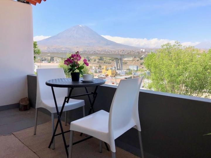 Uma vista da montanha tirada da villa 