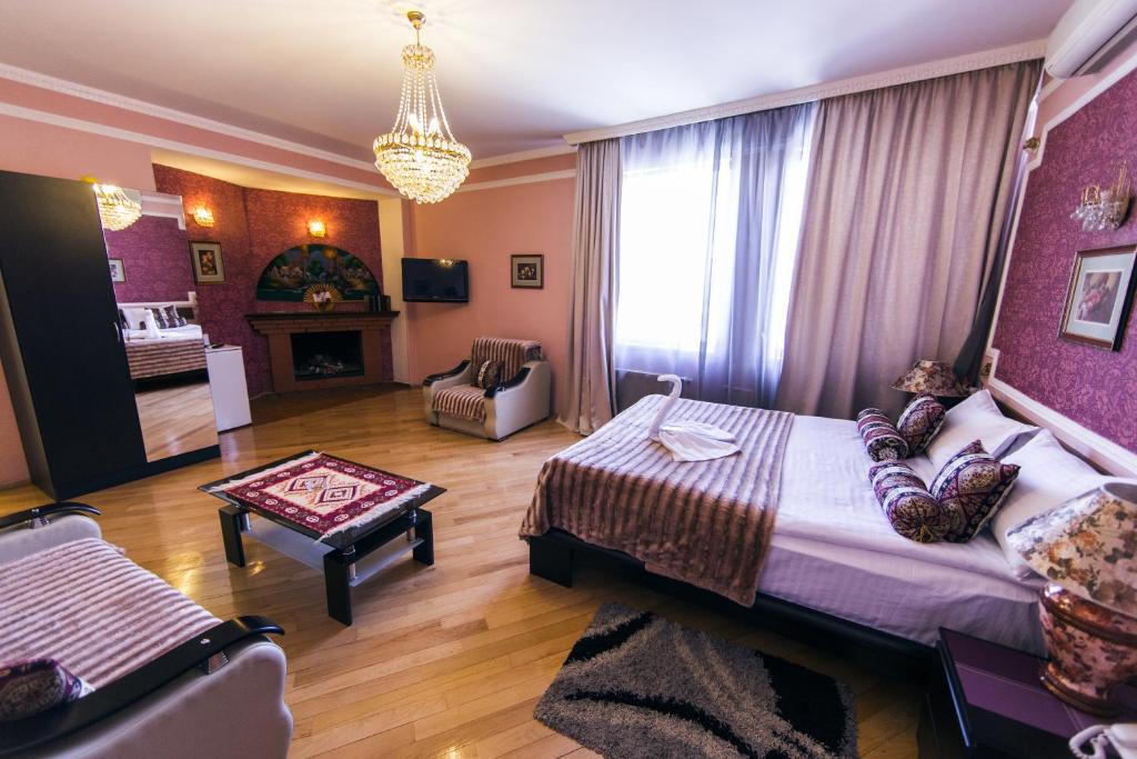 Postel nebo postele na pokoji v ubytování David Hotel - Ethno style
