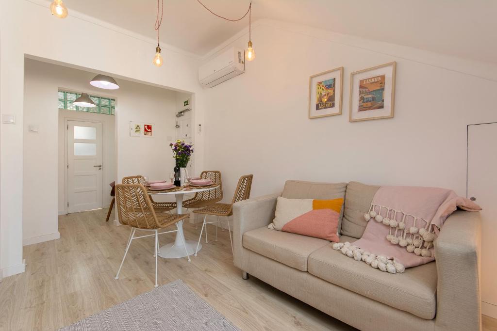 リスボンにあるNew Bright and Cozy Apartment in Graçaのリビングルーム(ソファ、テーブル付)