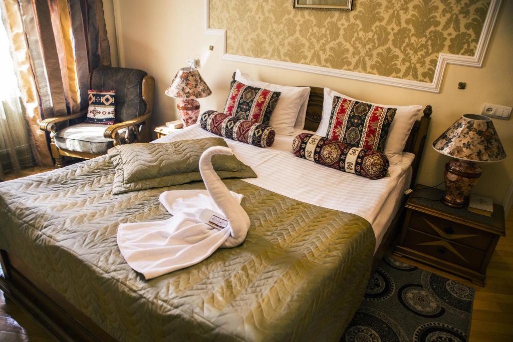Postel nebo postele na pokoji v ubytování David Hotel - Ethno style