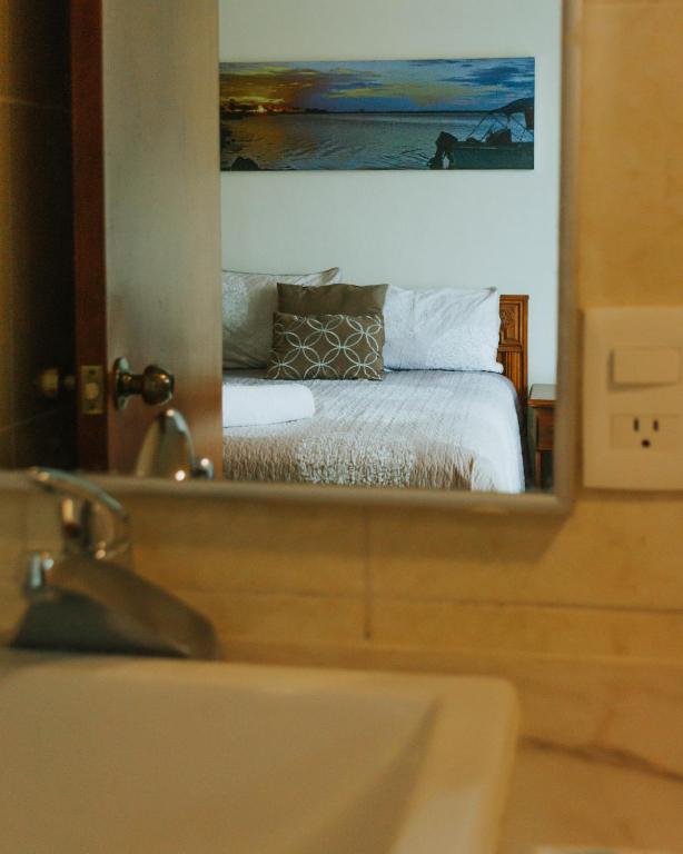 Postel nebo postele na pokoji v ubytování Casa Chetumal Hotel