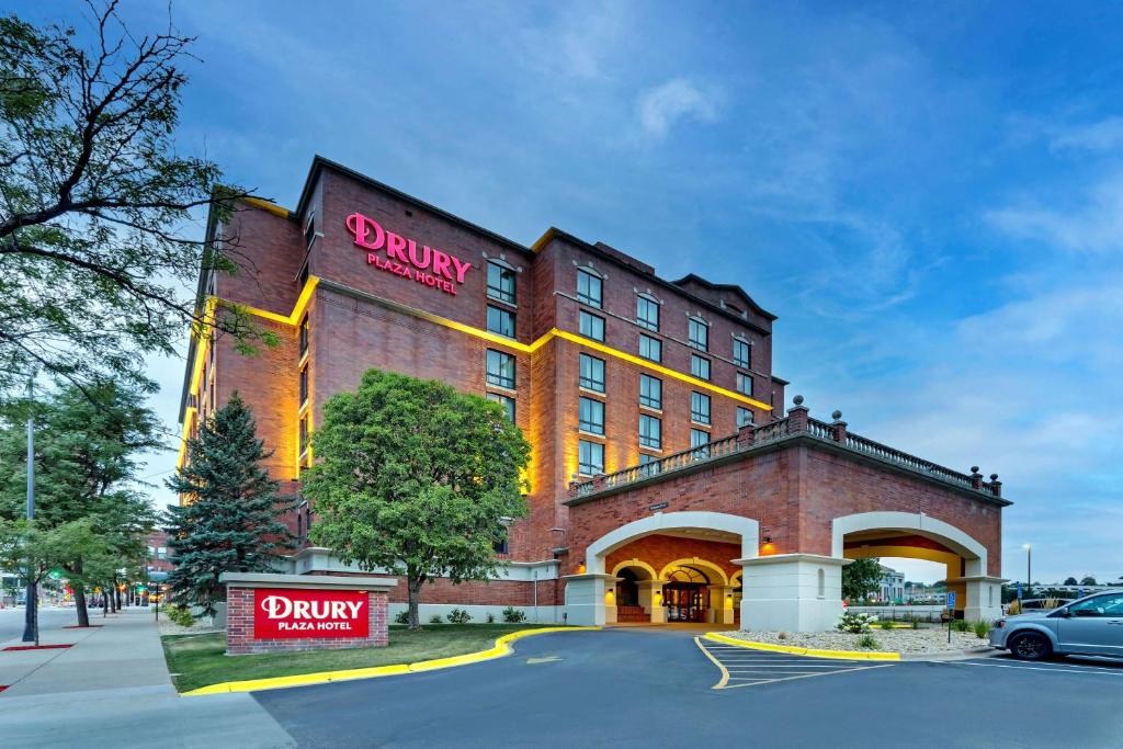 un hotel con un cartel en la parte delantera en Drury Plaza Hotel St. Paul Downtown, en Saint Paul