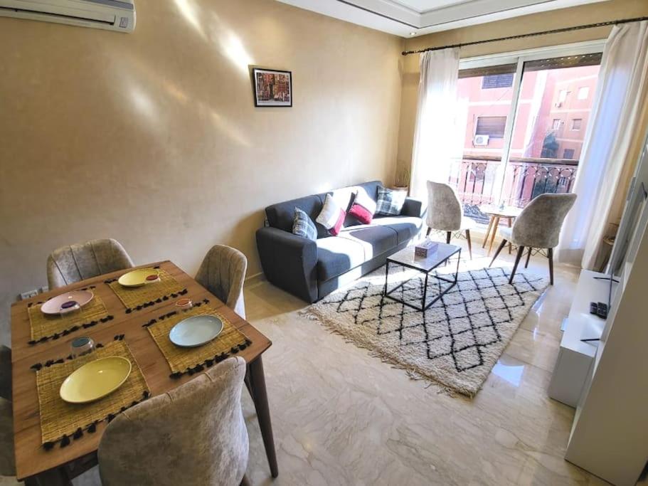 sala de estar con sofá, mesa y sillas en Bright Apt in the Heart of Marrakech-Walk Everywhere en Marrakech