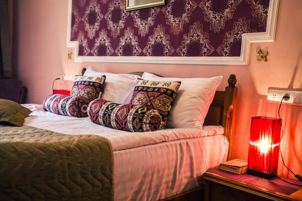 Postel nebo postele na pokoji v ubytování David Hotel - Ethno style