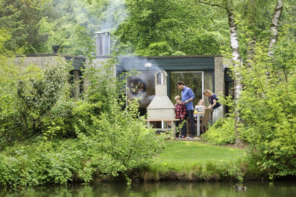 un grupo de personas de pie fuera de un tren en Center Parcs Erperheide, en Peer