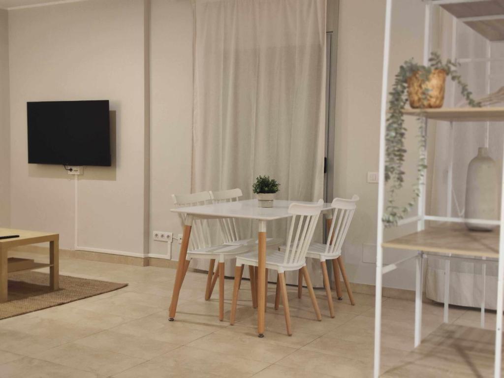 Televízia a/alebo spoločenská miestnosť v ubytovaní Mazi Apartments Havana
