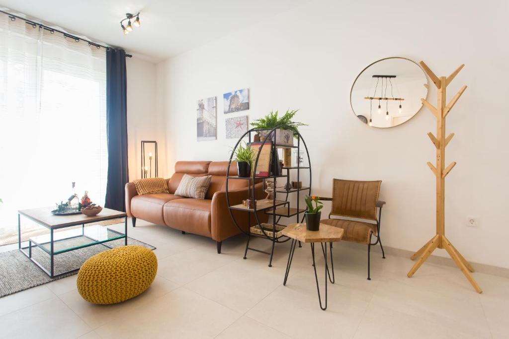 ein Wohnzimmer mit einem Sofa und einem Tisch in der Unterkunft Domus Korcula in Korčula