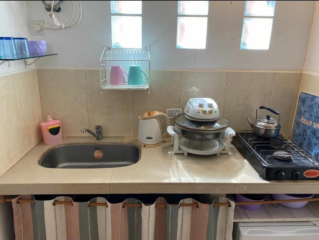 聖塔凱德瑪的住宿－Alquiler Santa Clara Del Mar，厨房柜台设有水槽和炉灶。