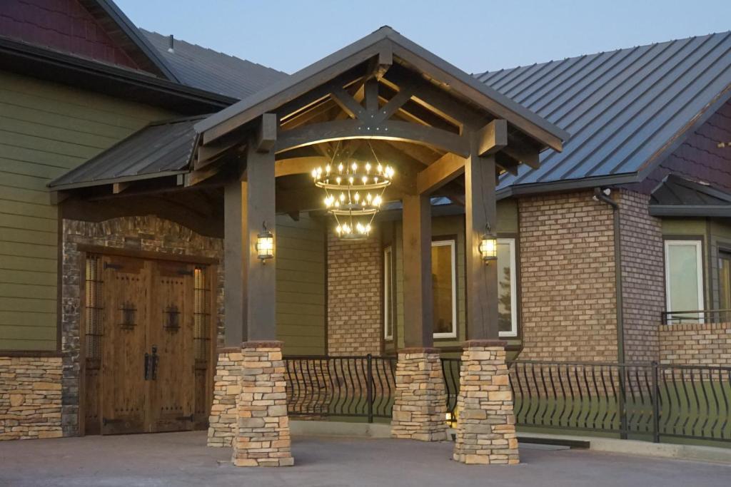 una casa con un portico con un lampadario a braccio di Zion Cliff Lodge a Hildale