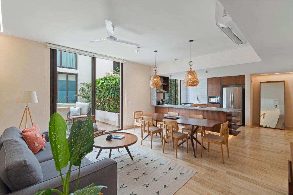 un soggiorno con divano e tavolo di 205 Perfect Location 3 bedrooms Apartment a Tulum