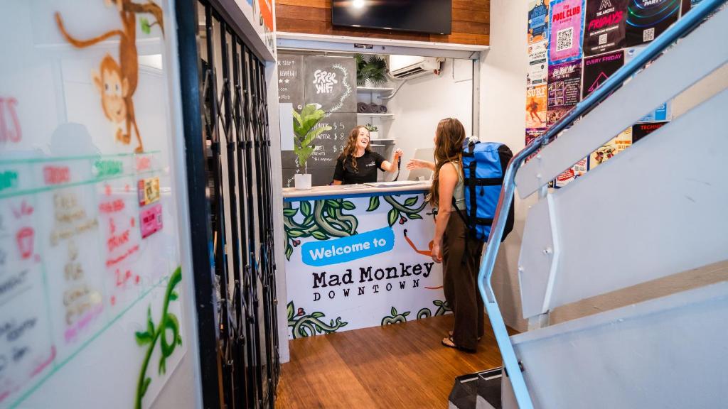 TV a/nebo společenská místnost v ubytování Mad Monkey Downtown