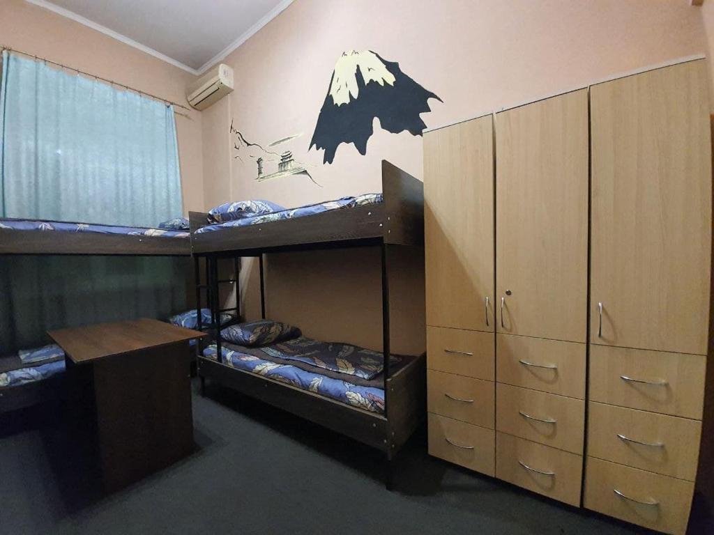 Ce dortoir dispose de lits superposés, d'un bureau et d'une fenêtre. dans l'établissement Likehostel, à Kiev