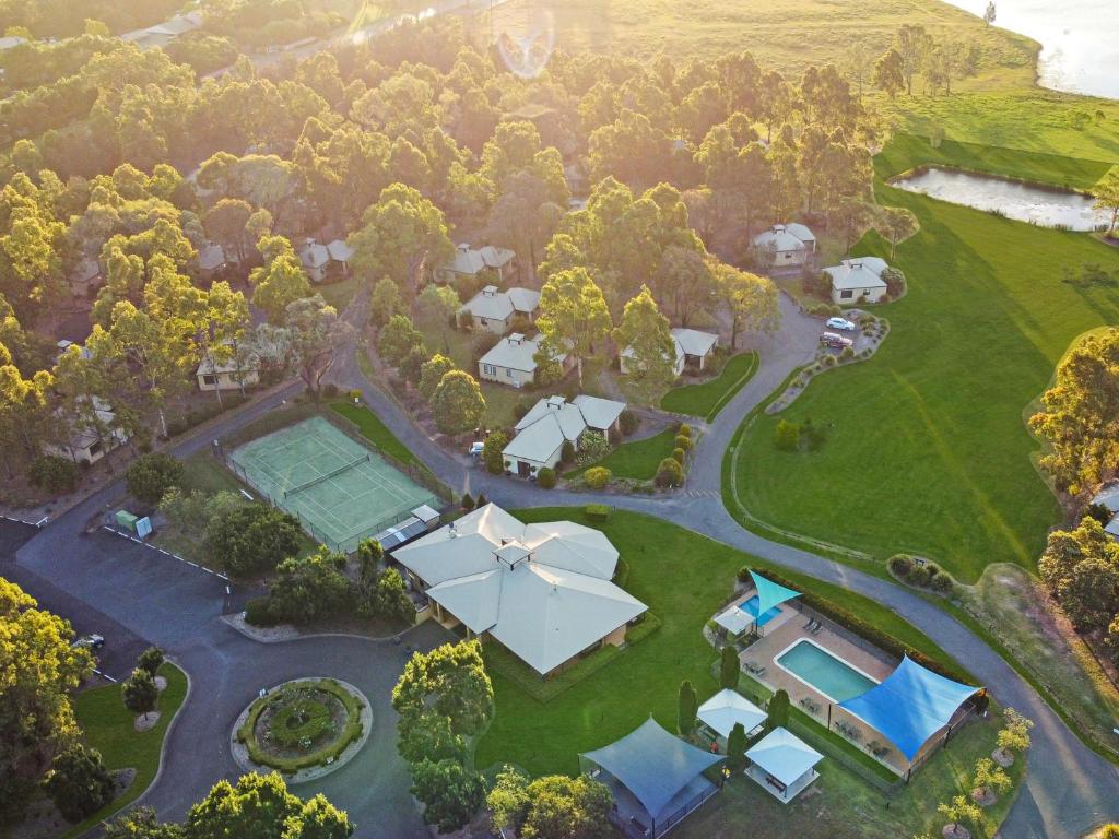 uma vista aérea de uma propriedade com um campo de ténis em Leisure Inn Pokolbin Hill em Pokolbin