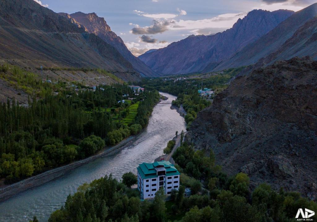uma vista para um rio com montanhas ao fundo em Hotel Chhutuk Heights em Kargil