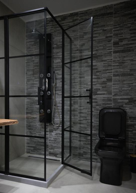 łazienka z przeszklonym prysznicem i toaletą w obiekcie Sogni D' Oro "Zen" w mieście Zakintos
