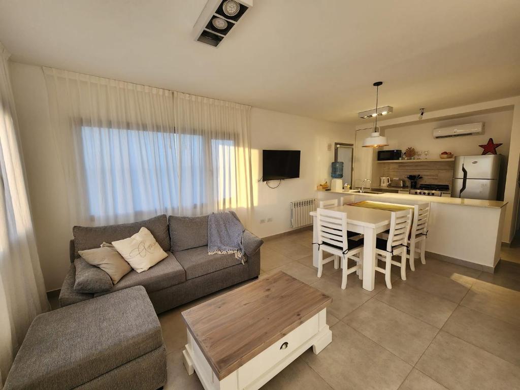 sala de estar con sofá y mesa en Torres Al Mar - Dto 4to C en Monte Hermoso