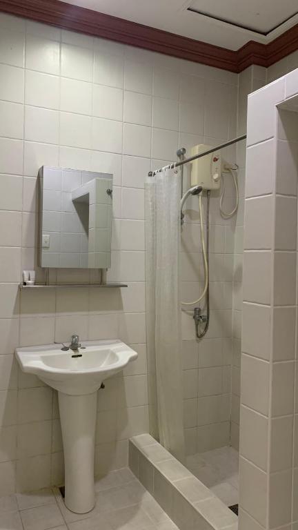 Koupelna v ubytování Mabini Hotel