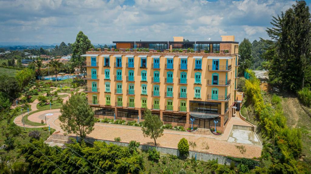 einen Blick über ein großes gelbes Gebäude in der Unterkunft Alfahar Hotel in Carmen de Viboral