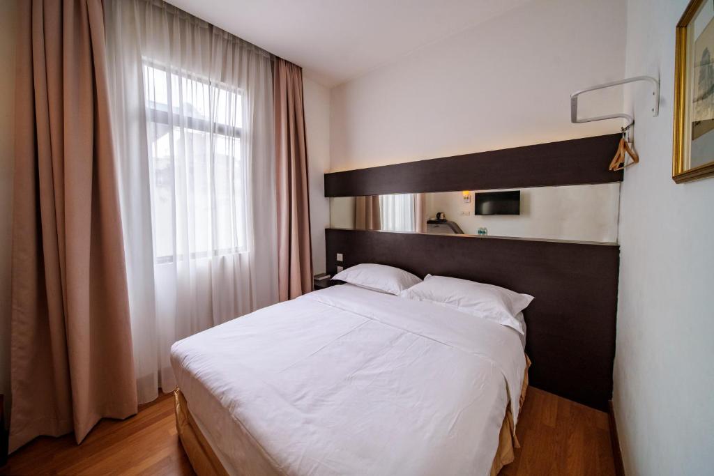 Postel nebo postele na pokoji v ubytování Uptown Chinatown