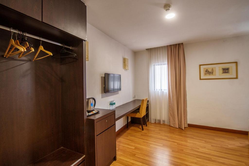 TV a/nebo společenská místnost v ubytování Uptown Chinatown