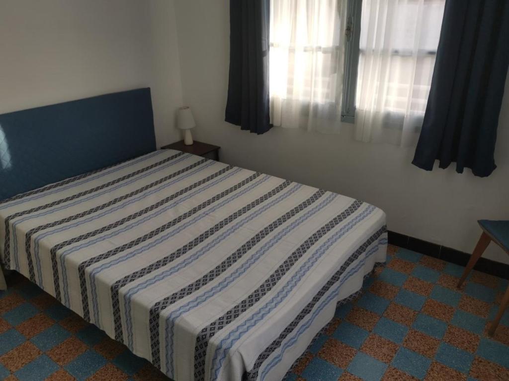 Posteľ alebo postele v izbe v ubytovaní Maison de vacances à 200m de la plage avec jardin, pour 5 pers. à Notre-Dame-de-Monts - FR-1-540-181