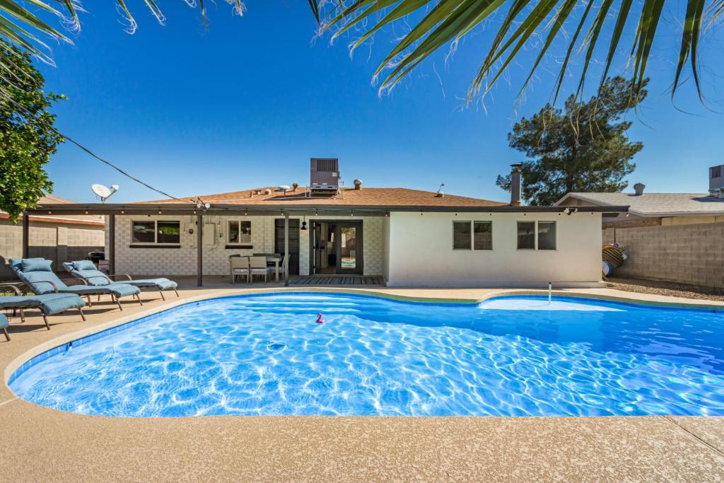 een zwembad voor een huis bij Modern Home with Pool near Downtown in Scottsdale