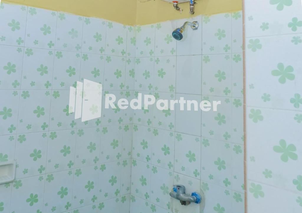 Phòng tắm tại MS Hotel Pangandaran Mitra RedDoorz