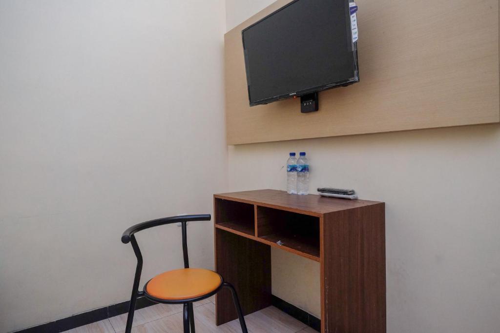 RedDoorz near Taman Pantai Alam Indah Tegal - Double Room