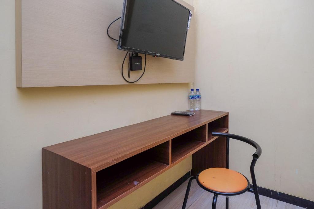RedDoorz near Taman Pantai Alam Indah Tegal - Deluxe Room