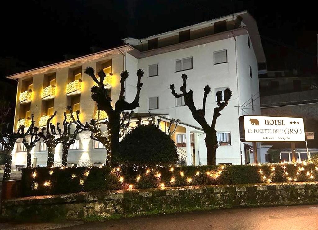 un hotel con luces de Navidad frente a un edificio en Le Focette dell'Orso, en Scanno