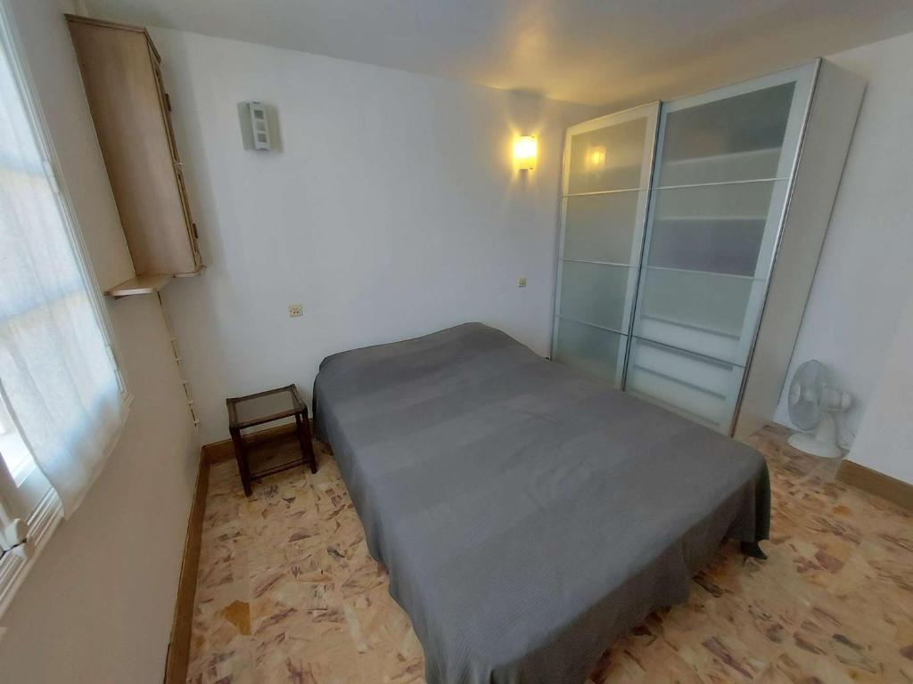 Posteľ alebo postele v izbe v ubytovaní Maison de village spacieuse à 70m de la plage, 200m des commerces, grande terrasse, 10 couchages - FR-1-423-273